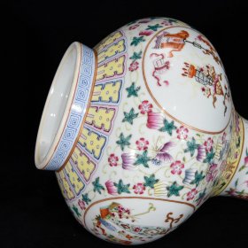 清乾隆粉彩吉祥如意纹瓶，30×22厘米