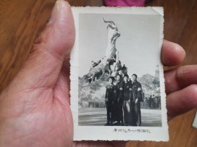 照片：四个小红卫兵（带像章、带袖标）广州越秀公园留影
