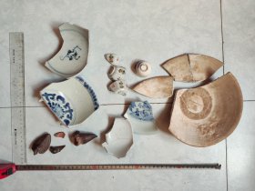 清代民国瓷片一堆，有的还能拼上，一块卖，处理了，瓷器也不太懂，尺寸如图 品相如图，慎重下单，大刀划价勿扰。