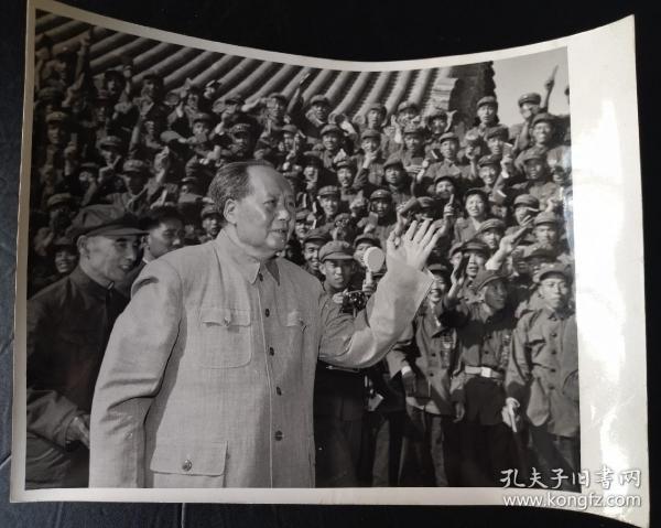 1966年，毛主席和林彪同志接见参加国庆活动的解放军代表