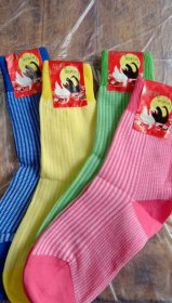 锦纶弹力袜老产品，大童袜。是8090年代天津生产的，产品具有浓郁的时代特色。是百货大楼库存下来未使用过的全新库存。尺码可见图中为18到20。（标价为一双价格）