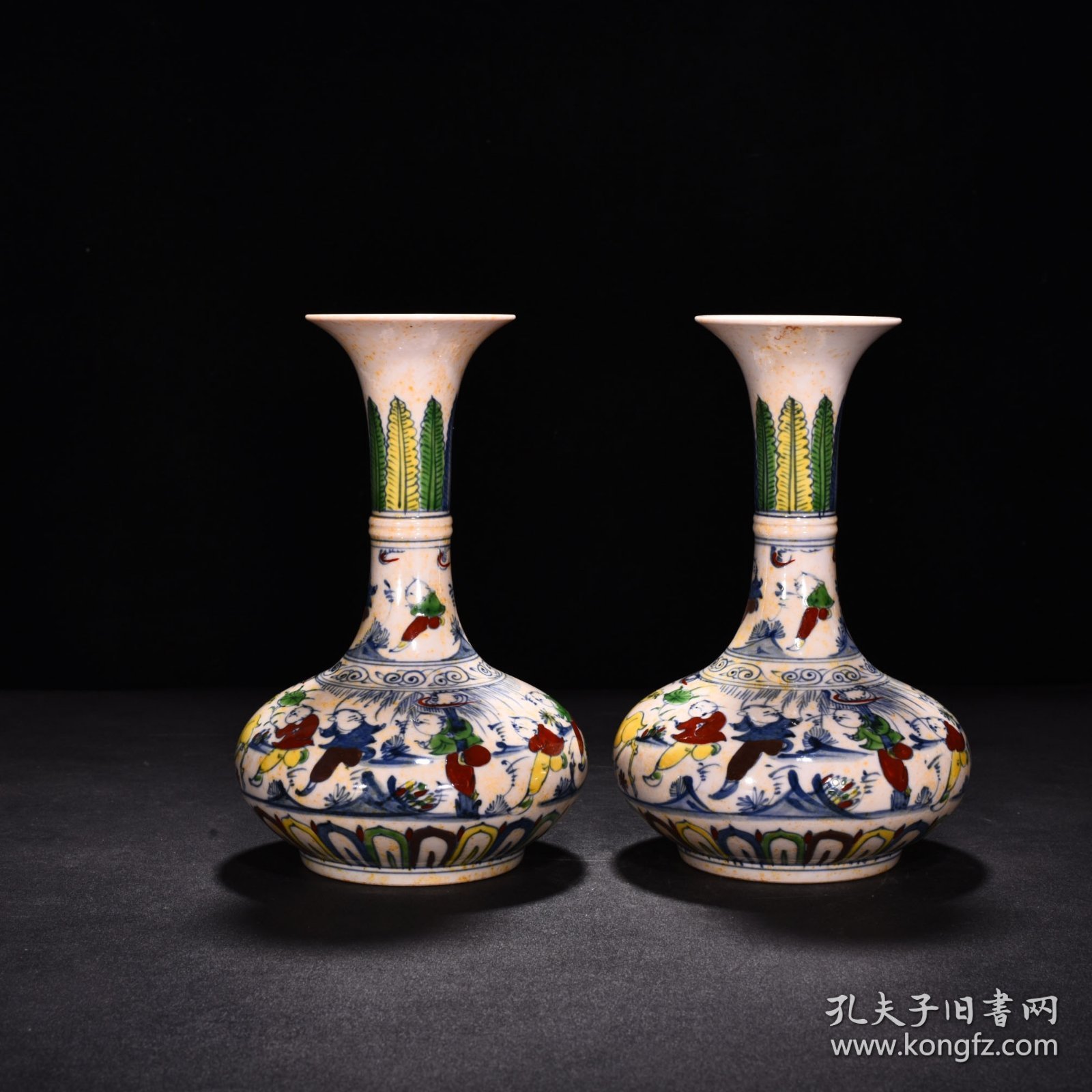 旧藏 明成化红胎斗彩姹紫婴戏纹赏瓶（万贵妃款） 高21厘米 宽12.5厘米