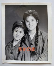 七十年代漂亮的大辫子女兵合影照片