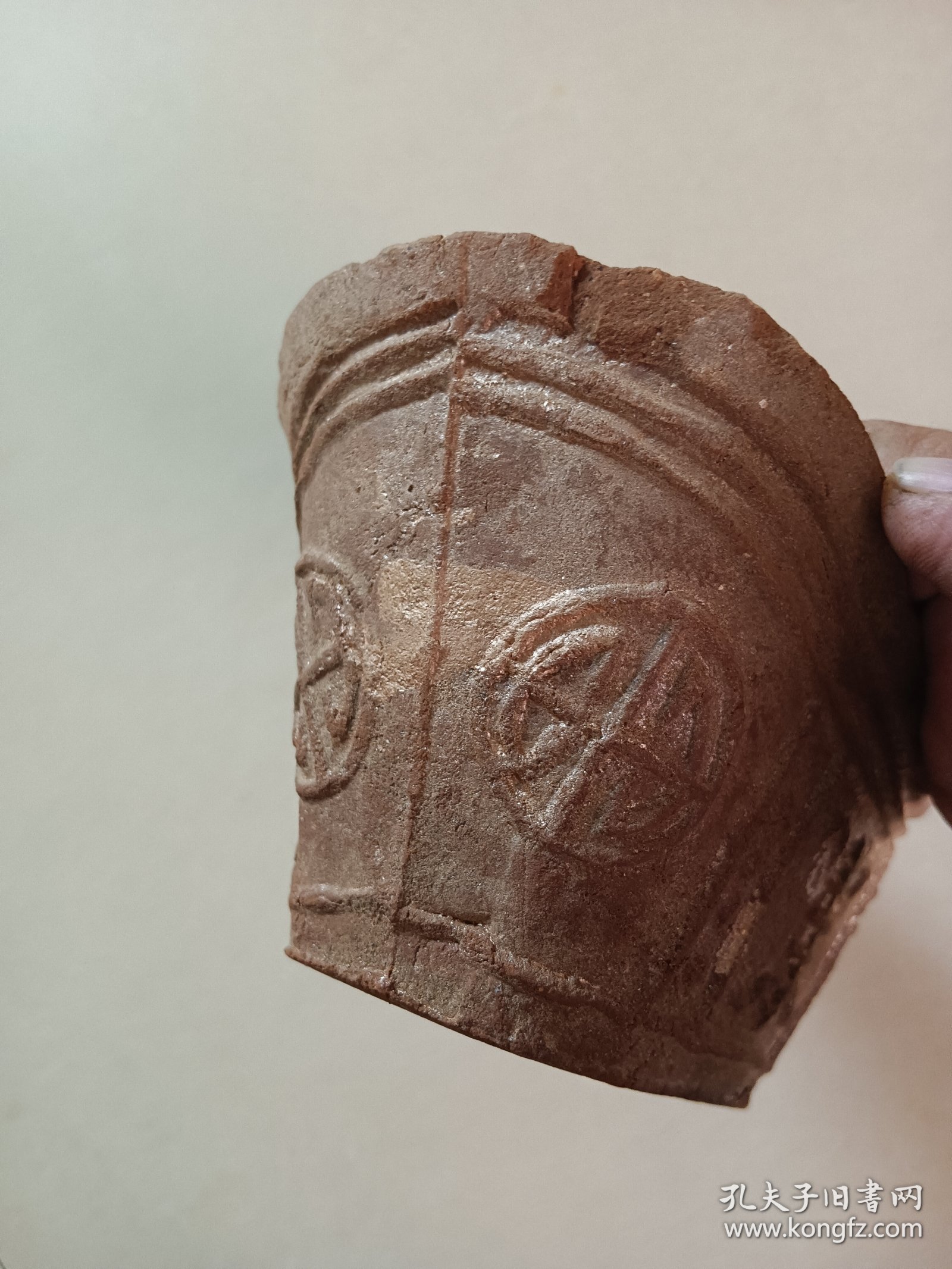 陶制元宝香炉 图二四有磕 图三一条冲线