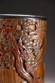 梅邻 竹雕松下高仕笔筒
尺寸：11.8×15.6厘米 重390克