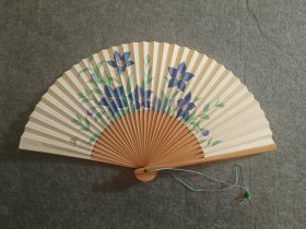 桔梗之花 日本回流京扇纸扇 扇高19.5Cm，展开最宽幅35Cm，印刷物，碧珠小吊，保管品。 回流二手品 ，年久物，自然旧痕有之，不完美处有之，购前慎之，购后不纠结，实价不议不包不退换！