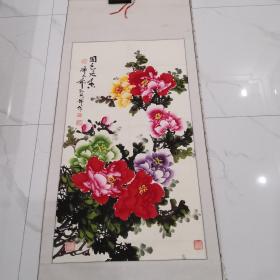 孙启祥国画牡丹（创作于2001年，精品之作。尺幅大，裱后1.9×0.8，浓笔重彩，共有10朵，以翠红欲滴的四朵为主色，粉、黄、紫、浅绿四朵作衬，外加两个含苞欲放的花蕾，雍容华贵。富款，除名章1、笔名章2外，有两枚闲章压角。此作品忍痛割爱，并且价低，以交书友。