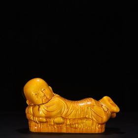 明弘治黄釉褐彩娃娃枕
高19厘米 宽32厘米