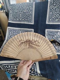 八九十年代檀香木折扇工艺扇子，双面印花，做工精细，品相如图，没什么香味
