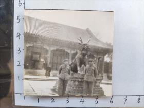 少见50年代美女和帅哥中国人民解放军着50式军装站在麒麟旁合影照片(军人张克珍相/册)