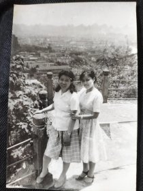 1970年代《老照片》叠彩山上俩朵花