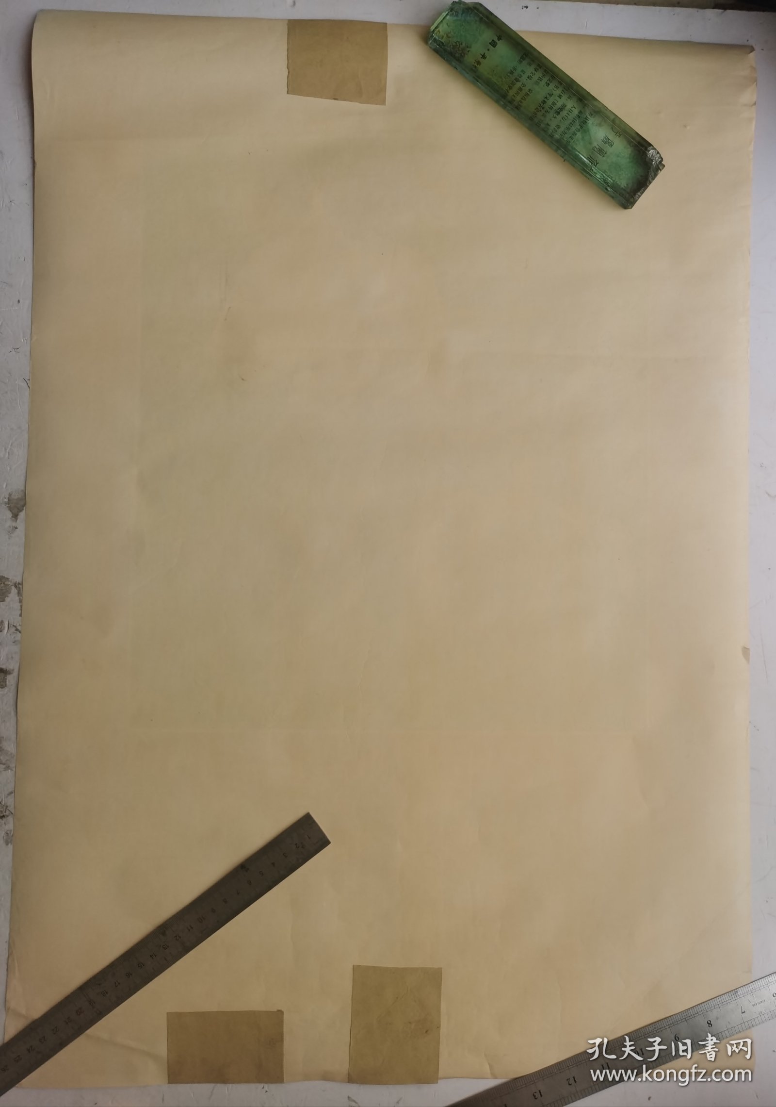 毛主席像 毛主席在谷田里视察 人民公社好，两边有题辞：大海航行靠航手 干革命靠毛泽东思想。新华社稿 上海美术出版社 1969年2月第一次印刷。尺寸：75厘米X51厘米，收藏完好！