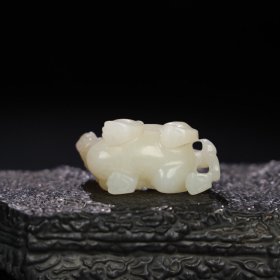 旧藏 和田玉瑞兽，玉质细腻油润，包浆老道，，尺寸 长 4.8厘米，高 3厘米，宽 2.5厘米，重 40.3克