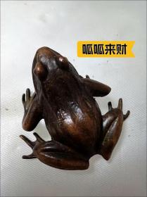 古玩收藏紫铜实心青蛙摆件小铜器铜把件茶宠摆饰手工把玩青蛙呱呱来财，重约150克，标价就是卖价，不议价不退换偏远不包邮。                             
  小店诚信交友。看到有喜欢的收藏下，需其它古玩摆件老货进店查看，不定时更新，欢迎捡漏，不议价。诚信经营…