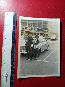 -1960年代。「香港和汽车合影留念照片」。一张。品如图。