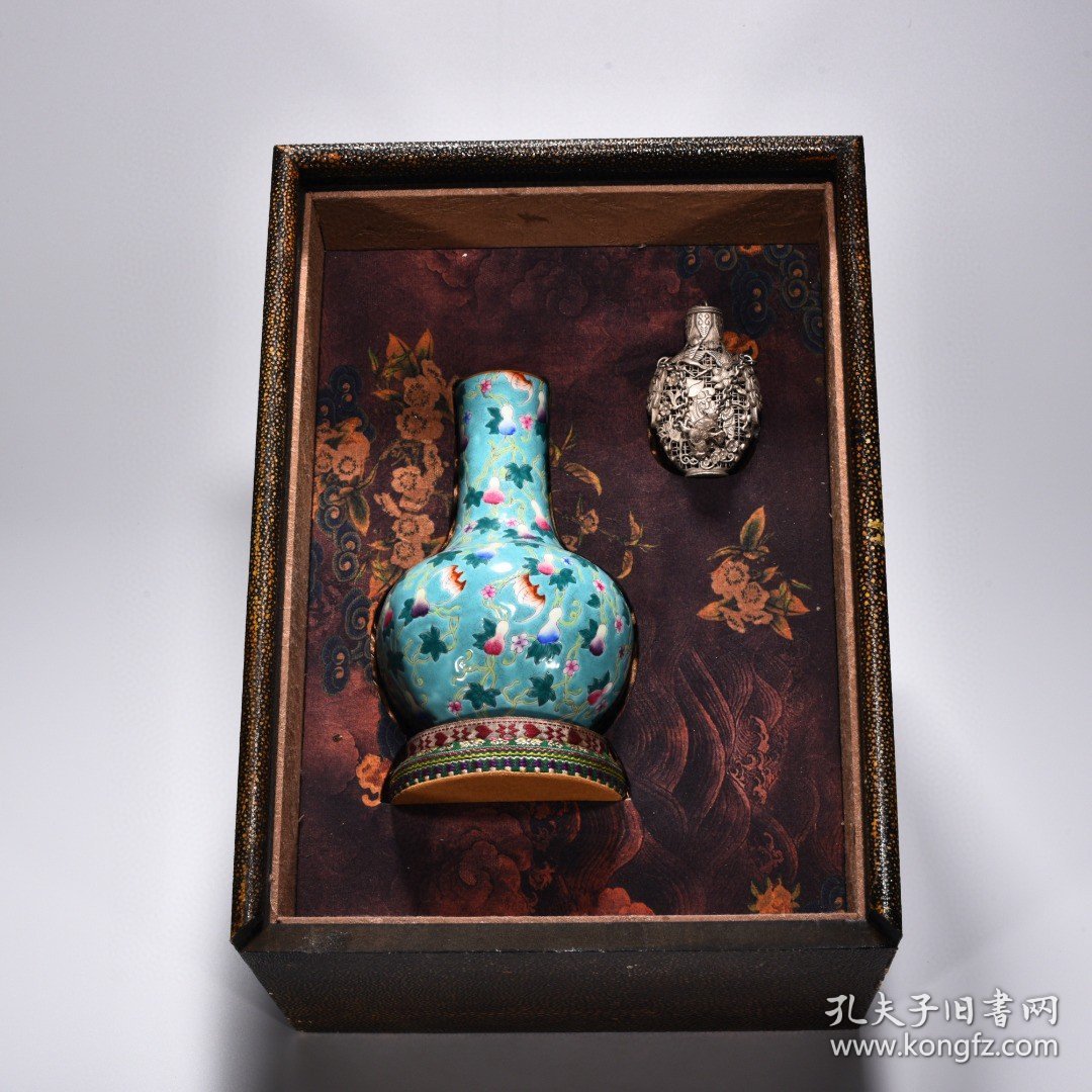 清乾隆珊瑚绿地珐琅彩福寿天球瓶 盒高27.5厘米 宽27厘米 瓶高19厘米 宽12厘米