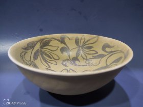 卖一老碗，口径16.5厘米，高8厘米，足径6.5厘米。AI说是宋代越窑褐彩莲花碗，品相完好无瑕疵，单色釉，画花自然流畅。经典收藏瓷器，喜欢的朋友可以联系我。