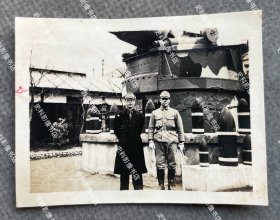 【上海旧影】1941年 上海吴淞炮台前两名日军第5师团步兵第21旅团的士兵合影 原版老照片一枚（照片背面有1941年“松第二部隊本部”即日军第5师团步兵第21旅团司令部检阅章）