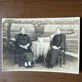 民国时期两个小脚老太婆合影照片
