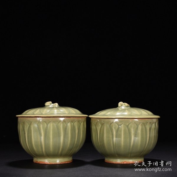 宋龙泉窑梅子青釉蕉叶纹盖碗 高13.5厘米 宽15.5厘米