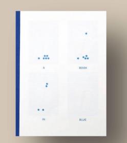 a book in blue 一本蓝色的书