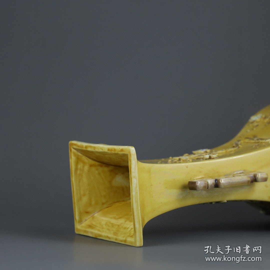 清代 王炳荣雕瓷黄釉素三彩花鸟纹双耳四方瓶 高度42.2cm，肚径17.5cm。