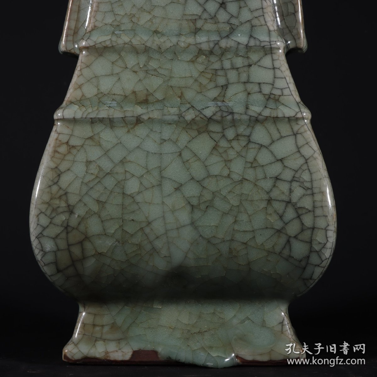 旧藏宋代官窑冰裂纹贯耳瓶