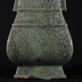 旧藏宋代官窑冰裂纹贯耳瓶
