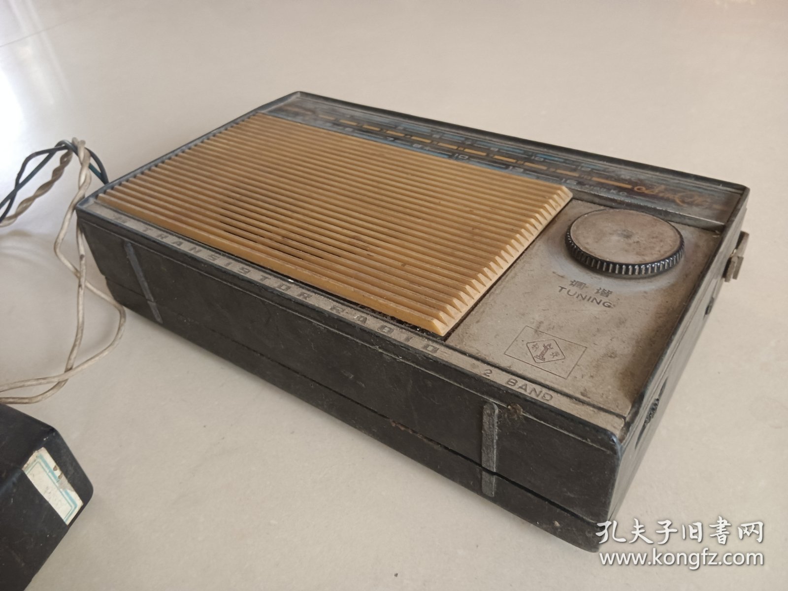 新华牌老收音机 原主人自行修改线路接外电源，打开有声音，有收台，音量大小失调声音很大 收台可调好使，背盖子内瑕疵小缺图九，拍前可发调试视频了解24.5×10.7×6