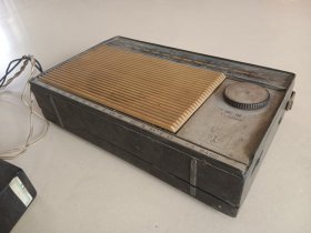 新华牌老收音机 原主人自行修改线路接外电源,打开有声音,有收台,音量大小失调声音很大 收台可调好使,背盖子内瑕疵小缺图九,拍前可发调试视频了解24.5×10.7×6