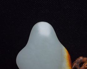 和田玉寿星牌， 规格: 6.3×4.8×0.8厘米 重 37克。 玉质温润细腻，沁色自然，刀功老道，皮壳包浆一流，雕刻生动，线条流畅，品相完美！