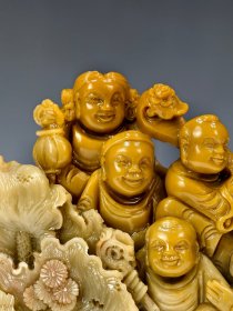 【寿山石】四大印章石之首“寿山石”满工雕刻“多子多财”人物纹摆件。 整体纯手工满工雕刻，刻画人物形象细腻，赋予动感，其画面饱满，关系紧密，排列有序，工艺精湛一流。寿山石晶莹脂润，色彩斑斓，色界分明，呈色稳定，发色自然，美不胜收。其入手湿润、细腻，手感极佳，压手十足，配合寿山石本身天然的色彩，后天艺术的巧琢，呈现之图中成品美轮美奂之效果，实乃艺术品寿山石之瑰宝一件！