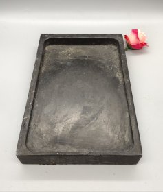 日本那智黑石老砚台一块，石质细腻，砚池完整，适合书法使用。尺寸大概长20.5厘米，宽13.5厘米，高3厘米左右，非常压手。砚台表面有正常使用痕迹。