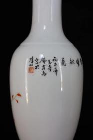 瓷器.粉彩花鸟纹赏瓶一对薄胎瓶珠山款
高35.5厘米 宽12厘米