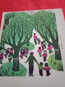 1980年老一辈美术家董其中的套色木刻《飞呀飞》（老杂志散页，两面印刷；A面套色木刻《飞呀飞》其画心15.5×18厘米；B面载查世铭创作的木刻组画，分别为《学步》、《晨曦》、《密林中》、《月夜》）