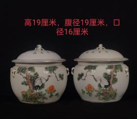 江西九江出品，松鹤年年盖罐一对，画工精细漂亮，品相如图，包老