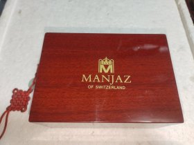 瑞士MANJAZ手表外包装盒（木质）。实物拍摄品质如图