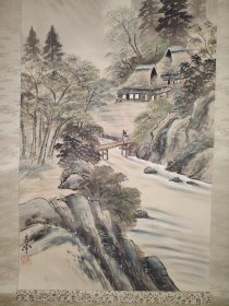 （8）绢本挂轴老画《山水风景人物图》包装盒完整，青峰笔 原装原裱立轴画一副，绫装，品相如图 钤印（尺寸183cmX52.5cm画心尺寸106cmX40.5