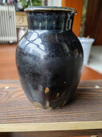 黑釉罐，器形比较少见，长颈流肩，蘸釉工艺，内外施釉，使用痕迹明显。