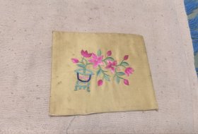 一个明黄绣品
