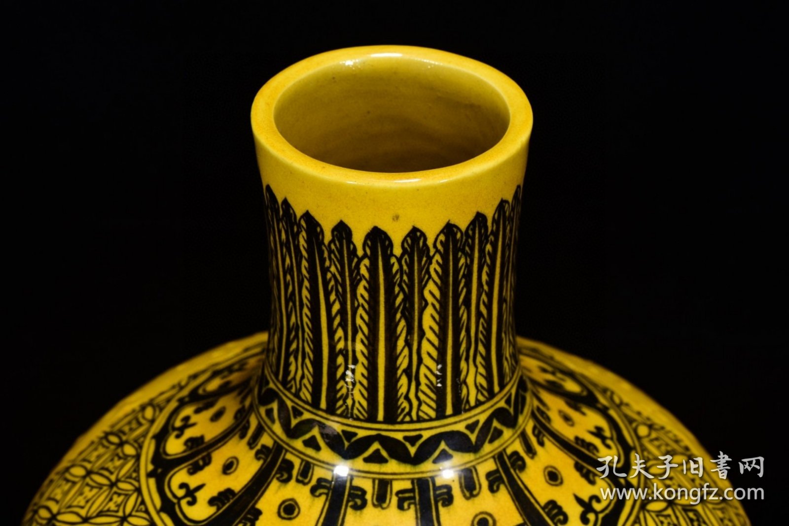 旧藏 明永乐黄釉刻花鸳鸯戏水纹天球瓶 31*24厘米