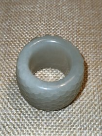 和田玉扳指，雕工精美，详细看图。因二手藏品，售后不退换不墨迹，拍前请看好，咱家一线收货一物一图，图片高清拍摄未做任何修饰，所拍即所得，墨迹拉黑！不议价不包邮，默认顺丰快递。