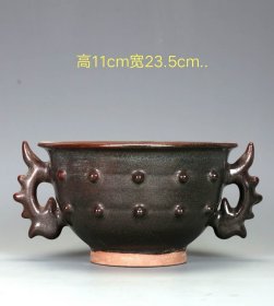 宋代德清窑黑釉乳钉纹贯耳钵盂，整体施釉均匀饱满，釉层坚硬光润，手感圆滑，造型周正，品相完整，成色如图