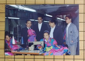 宣传照片（1991-1998） 大冶老照片-努力生产，丰富市场。 湖北省大冶市改革开放初期20年系列照片（市宣传部专业摄影师拍摄 原版照片），规格：18×12.6cm。