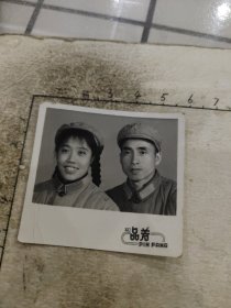 军人夫妻合影