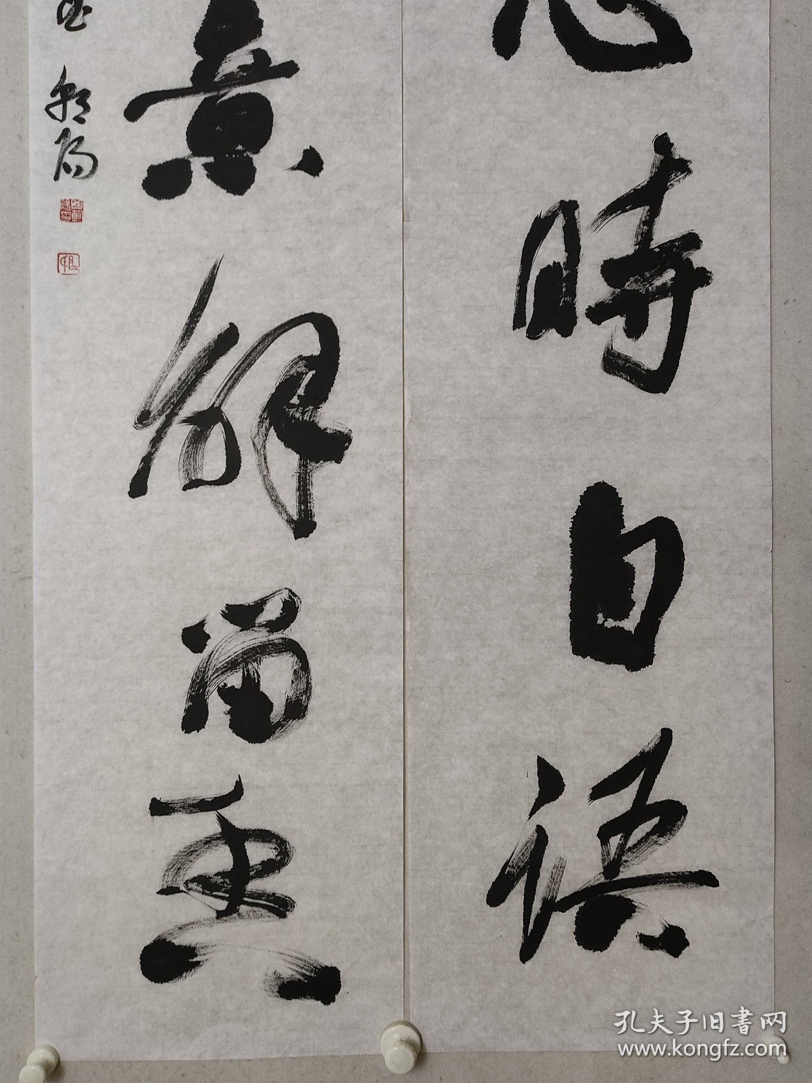 曲朝阳大幅书法对联180×32cm*2《山鸟无心时自语，林花有意解留香》，软片。曲朝阳，中国书法家协会会员，黑龙江省画院研究员，肇东市书法家协会副主席，肇东书画院院长。（保真书画）
