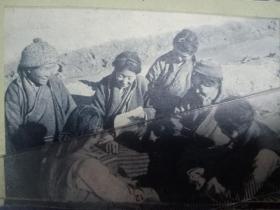60年代初影像。西藏江孜县帕拉村藏族妇女边巴卓玛与妇女积极分子研究春耕生产。