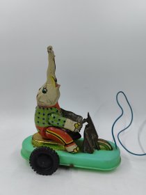 七十年代，老铁皮玩具大象拉车玩具 品相如图