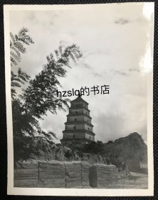 【照片珍藏】民国1944年西安大雁塔及周边景象，可见塔旁土堆等样貌，该画面为抗战即将胜利时美军士兵游历西安时拍摄，应与当时美军延安考察组有关，附今图。老照片内容少见，影像清晰、品佳难得