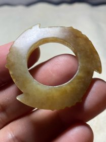 战汉玉璇玑，品相完好，材质是和田玉